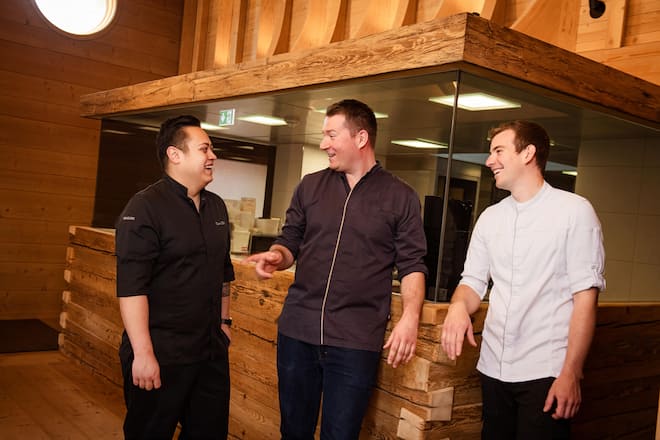 Michael Gollenz, Küchenchef, Appenzeller Huus, 12. Mai 2026 mit den Sous-Chefs Fabrice Ohlmann (in Weiss) und Kevin Wilk (in Schwarz)