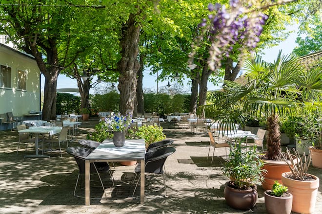 Foto: Raphaël Dupain - 23.04.2026, Restaurant Wiesengarten Musetti - Riehen / GaultMillau - Bella Italia 2026 Magazin. Bild: Gartenterrasse
