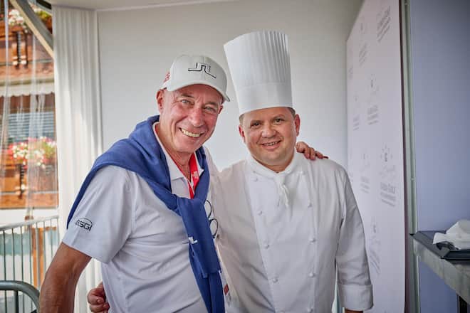 Crans Montana le 2 et 3 septembre 2023 , l EUROPEAN OMEGA MASTERS, tournoi de golf prestigieux sur le haut plateau , Franck Giovannini, chef étoilé de lâhôtel de ville de Crissier, a préparé pour 25 privilégiés sur le stand de l ASGIun menu en en couleurs avec un accord de vin de la Cave jean rené Germanier à Vétroz présenté par Gilles BESSE. Ici, Pascal Germanier secrétaire général de l' ASGI et Franck Giovannini © Sedrik Nemeth