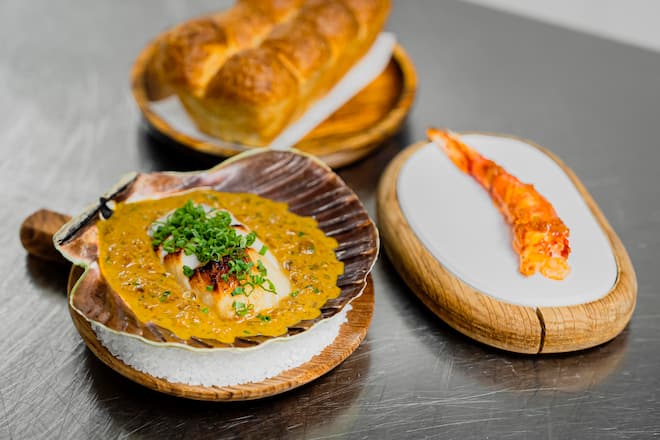 Gourmetfestival St. Moritz 2026. Behind the Scenes, Guest Chef Varun Totlani aus Mumbai, Indien kocht fuer das Gourmet Dinner im Hotel Kulm. Goda-Masala-Jakobsmuschel, Koli-Masala, Langustine, Ladi Pao (im Bild). Fotografiert am 27. August 2026