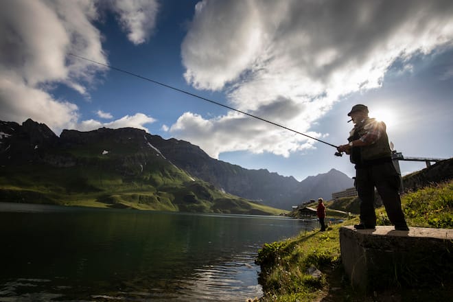 Angeln im Bergsee: Die obligatorische Lizenz erhält man online oder direkt im Hotel.