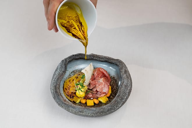 Appenzeller Huus und die Bärenstobe, mit Executive Chef Michael Gollenz, Gericht: Appenzeller Weidering mit Ribelmais, hausgemachte Molde aus Schweizer Kürbiskern, 21. August 2026, Gonten AI