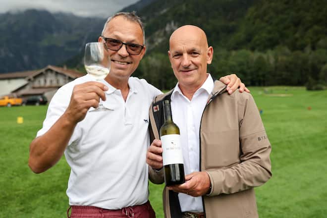 v.l. Gilles Besse mit Fabrizio Gianini GaultMillau Golfturnier Engelberg Copyright by : sampics Photographie Bierbaumstrasse 6 81243 München TEL.: ++49/89/82908620 , FAX : ++49/89/82908621 , E-mail : sampics@t-online.de Bankverbindung : Hypovereinsbank München Konto : 1640175229 , BLZ 70020270 IBAN : DE78700202701640175229 BIC HYVEDEMMXXX weitere Motive finden sie unter : sampics.de