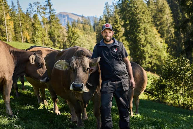 Hof Schneeberg, auch bekannt als Alp Schneeberg. Zu Besuch bei André Schmid. Schneeberg 2, 6174 Sörenberg/Spierbergli 6173 Flühli LU. Auf dem Bild: André mit Mutterkühen