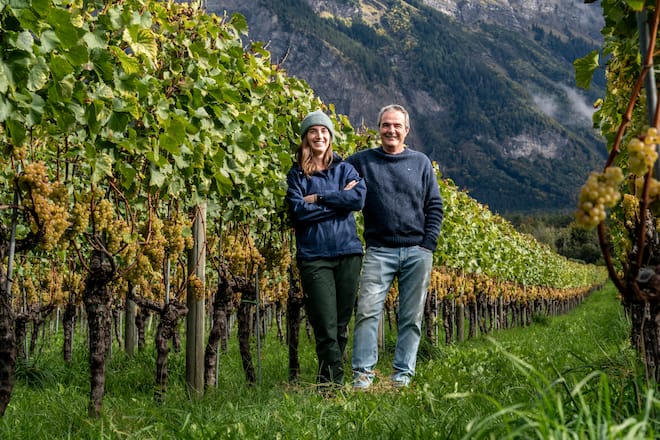 Davaz-Wein, Fläsch,Andrea mit Tochter Rebecca im Chardonnay-Rebberg
