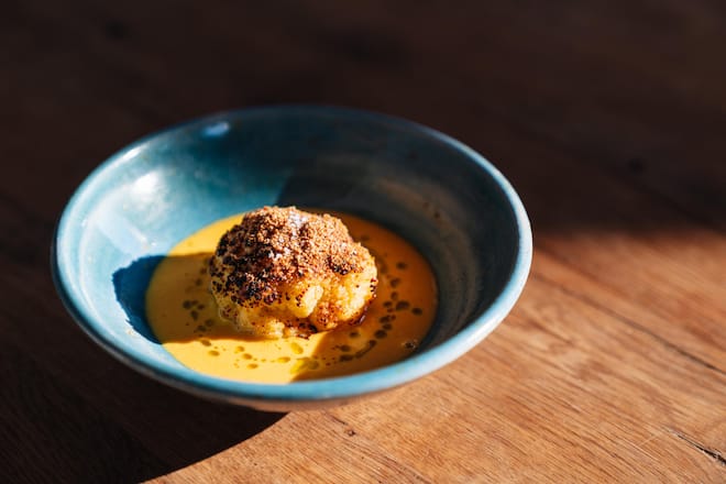 Blumenkohl in Curry Beurre Blanc - Restaurant Ox'n Schenkon - Sebastian Rensing, Küchenchef - Katharina Käser, Partnerin + Gastgeberin - 8.2.2022 - Copyright Olivia Pulver