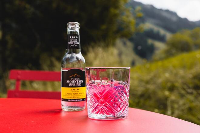 Swiss Mountain Spring Tonic, Berghotel Zur Sau, Abländschen, Cassis Gin Tonic, Cassis-Eiswürfel, Gstaad-Gin, Swiss Mountain Spring Tonic Zero Tonic Water, Thymian-Blüten