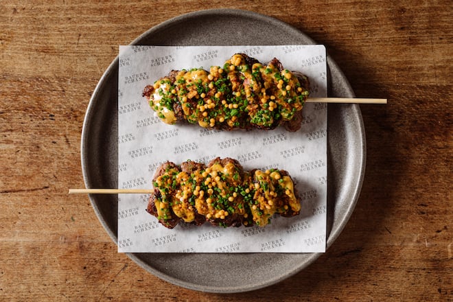 Spiessli vom Swiss Black Angus Chainsteack mit Pfeffer-Mayo, Röstzwiebeln + Rice Pops - Thomas Brandner, Chefkoch Bauernschänke Zürich kocht mit LUMA Delikatessen - 29.8.2022 - Copyright Olivia Pulver