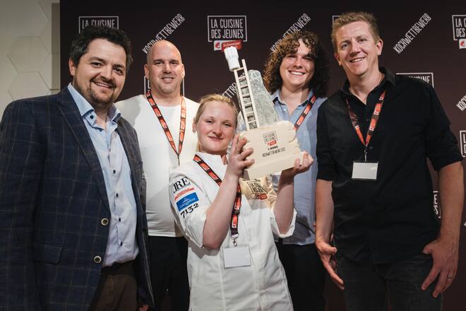 Jury mit den «Jeunes Restaurateurs» Björn Inniger (Alpenblick Adelboden), Gaston Zeiter (Zähringer Bern), Dominic Bürli (Gasthaus Wildenmann in Buonas), Reto Gadola (Casa Alva Trin) und Siegerin Anastasia Mischukova, Victoria-Jungfrau Grand Hotel & SPA, Interlaken - La Cuisine des Jeunes Kochwettbewerb 2022 - Schweizer Fleisch - Bern, 16. Mai 2022 - Copyright Olivia Pulver