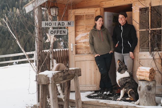 Lena und Nina Hitz mit Hund Momo - Landwirtin - 7099 Egga - Churwalden - Jan 2023 - Copyright Olivia Pulver