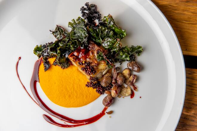 Gericht: Ackerbohnen-Tempeh, Federkohl-Wakame, RuÌeblipureÌe-Spiegel, RapsoÌl Rapssamen-Kaviar, Ackerbohnen-Crumble. 4-Hand-Dinner mit Chefs Benedikt Voss, Kräuterhotel Rigi und Carlos Navarro, Rest. Rechberg1837, Zürich