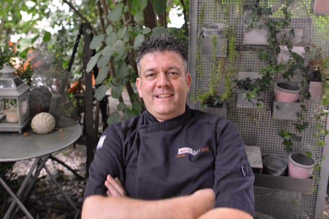 Aussenansicht Sommer Pfaendler Pfändler, Harry (Koch, Kuechenchef Pfaendler's Pfändler's Gasthof zum Baeren Bären) im Garten. Pfaendler's Pfändler's Gasthof zum Baeren Bären Birmenstorf, 4.7.2017 © HO