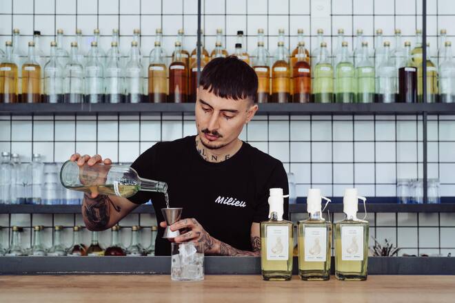 Pashk Cenaj ist Inhaber der Milieu Bar & produziert Fertigcocktails für Jelmoli - Seine neuste Kreation: Crystal Colada - April 2023 - Copyright Olivia Pulver