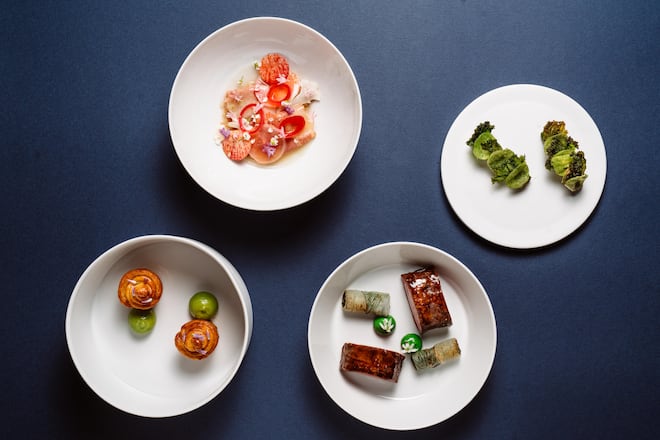 DANIEL ZEINDLHOFER Maibock - Zwiebel - Estragon Pastrami - Rettich - Dönersauce Spargel - Dorrbirne - Kohle Kartoffel - Schnittlauch - Guy Ravet & Daniel Zeindlhofer - Four-Hand-Sharing-Dinner Igniv Zürich - 05/2023 - Copyright Olivia Pulver