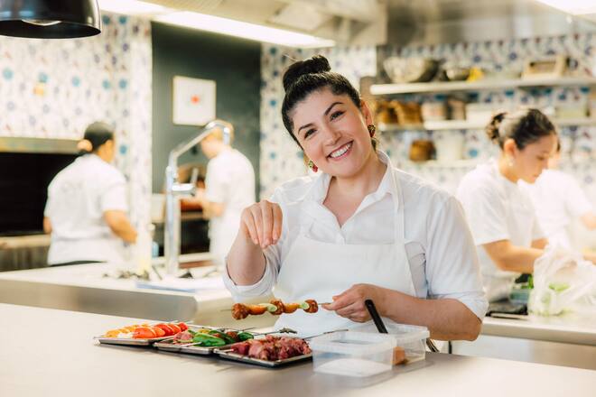 Elif Oskan, Chef, Restauran Gül bei der Zubereitung eines Schaschlik-Spiess, Zürich, ZH