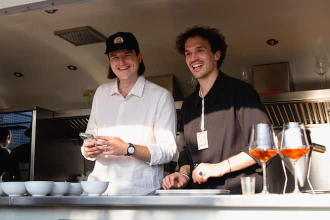 reffpunkt V-Zug-Foodtruck: Gastgeber Dominik Hartmann (r.), GaultMillau-Blogger Noah Bachofen.