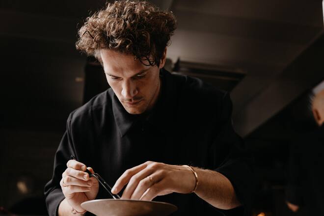 Dominik Hartmann, Chef Restaurant Magdalena in Rickenbach, SZ ist ab sofort offizieller Markenpartner von Genesis. Genesis ist die Luxusfahrzeugsparte des südkoreanischen Fahrzeugherstellers Hyundai Motor Company.