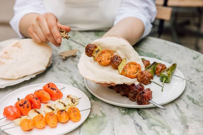 Elif Oskan, Chef, Restauran Gül bei der Zubereitung eines Schaschlik-Spiess, Zürich, ZH