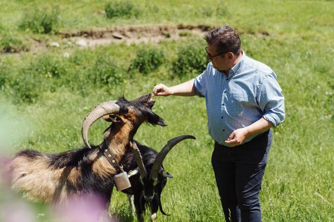 Reto mit den Geissen vom Biohof Mani, Andeer - Reto Thörig, Bio Suisse / Bio Cuisine zu Besuch in Andeer - 06/2023 - Copyright Olivia Pulver