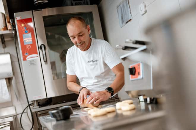 02.08.2023, Galmiz/Murten, Restaurant zum Kantonsschild, Markus Meyer bei Zubereitung Chäschüechli