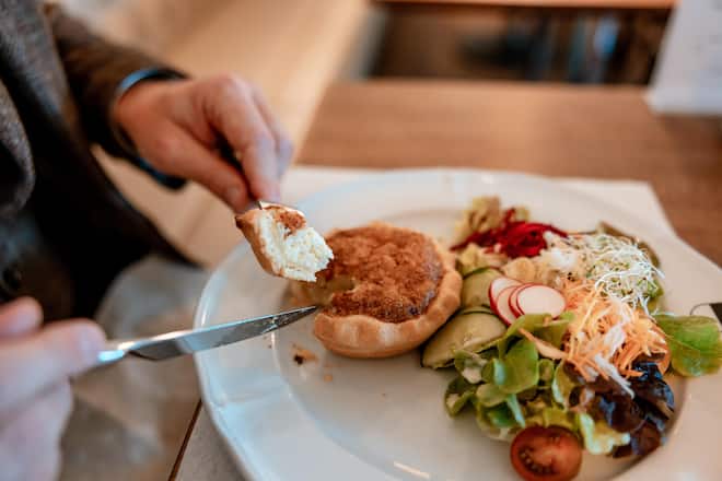 02.08.2023, Galmiz/Murten, Restaurant zum Kantonsschild, Chäschüechli mit gemischtem Salat