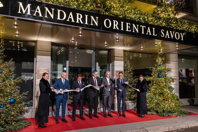 Pink Ribbon Cutting, v. links Markus Baumann (VR Präsident), Laurent Kleitmann (CEO), Mario Fehr (Regierungsrat - Präsident Sicherheitsdirektion Zürich), Sergio Ermotti (CEO) & Mark Bradford (GM)