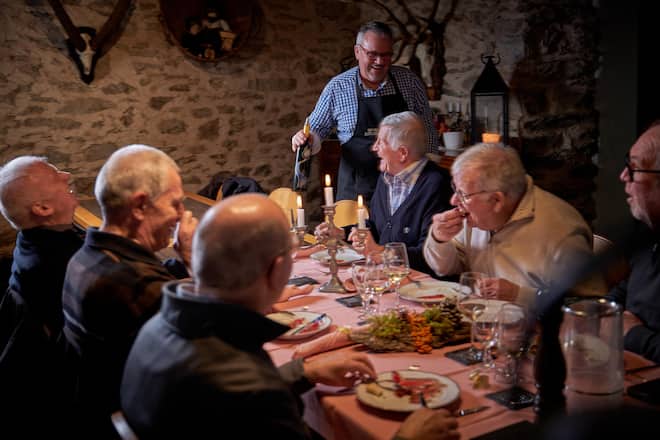 Simplon Dorf, le 1er février 2024,Fabian Molinari, de MOLINARI SEMPIONE , Nous propose des cours de salaisons pour petits et grands, parfois suivi dâun de ces magnifique risotto, safran, curry, dâune viande grillée au feu de bois et son beurre café de paris maison , et toujours une viande séchée en amuse bouche avec de lâhuile dâolive bio de Sicile , et ses coupelle en fromage remplis de raviolis a la viande bien sûr, © Sedrik Nemeth