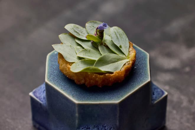 Pinte des Mossettes, Nicolas Darnauguilhem, Route des Echelettes 8, 1654 CerniatGericht:Tartelette aubergine et ail noirAuberginen-Tartelette mit schwarzem Knoblauch