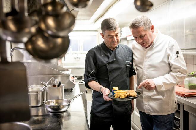 Bergwelt Grindelwald Urs Gschwend und Georg Jussel. Aufgenommen im Januar 2025 ©David Birri Neuer Chef in der Pinte, Georg Jussel (in Schwarz) mit Executive Chef Urs Gschwend von Hotel Bergwelt (in Weiss)