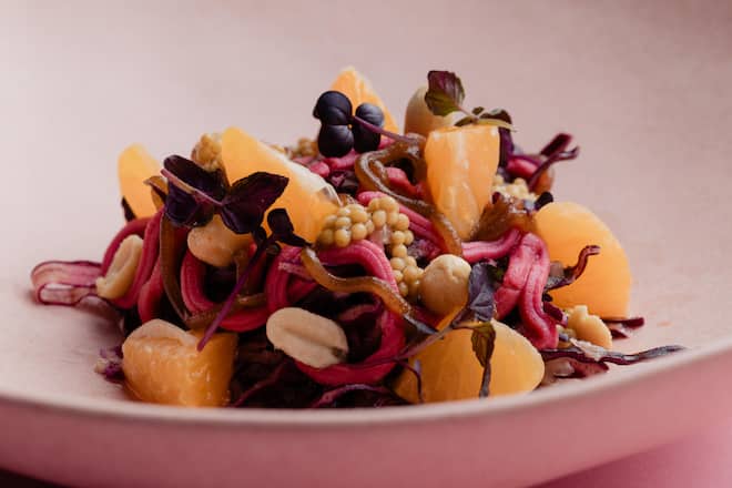 Rotkabis, Mandarinen, Humus, Datteln, Erdnuss, Restaurant Tiger, 11. Februar 2025, Restaurant Tiger in Solothurn, Copyright Roy Matter