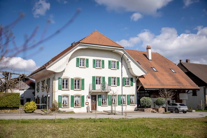 Besuch bei Monsieur Ben, einem Morchelzüchter, der u.a. das Croix-Blanche beliefert. Zubereitung durch Arno Abächerli im Restaurant Croix-Blanche in Villarepos wo er ein Morchelgericht kocht. Arno Abächerli mit Frau Christa