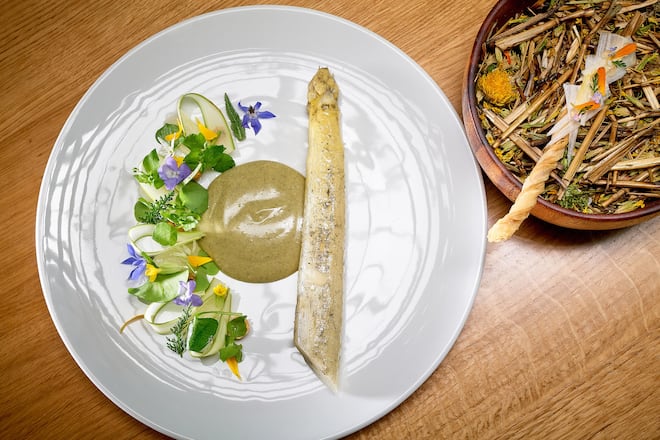 Savièse , le 8 mai 2025, Gilles Varone invite Raphael Maye dans son univers ou il nous présente une déclinaison dâasperges de chez Bianco et sa sauce hollandaise fumée au foin , et sa roulade dâ agneau en crépine , et son filet de Sandre du Valais, avec comme sommelièreLise Donier Méroz © sedrik nemeth