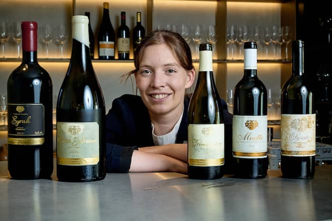 Savièse , le 8 mai 2025, Gilles Varone invite Raphael Maye dans son univers ou il nous présente une déclinaison dâasperges de chez Bianco et sa sauce hollandaise fumée au foin , et sa roulade dâ agneau en crépine , et son filet de Sandre du Valais, avec comme sommelièreLise Donier Méroz © sedrik nemeth