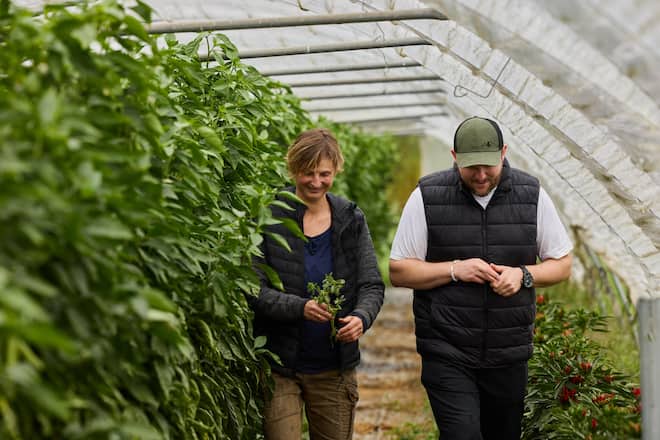 Durch die Saisons hindurch stets im Austausch: Bäuerin Nicole Tanner und Pascal Steffen.