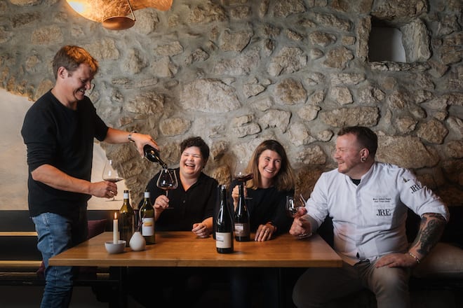 «Die Gläser werden ziemlich schnell leer» Andreas Krebs, Cynthia Lauper, Sabine Steiner, Marc Joshua Engel, Aux Trois Amis X Krebs&Steiner, 13. Oktober 2025, Restaurant Aux Trois Amis, Schernelz, Copyright Roy Matter