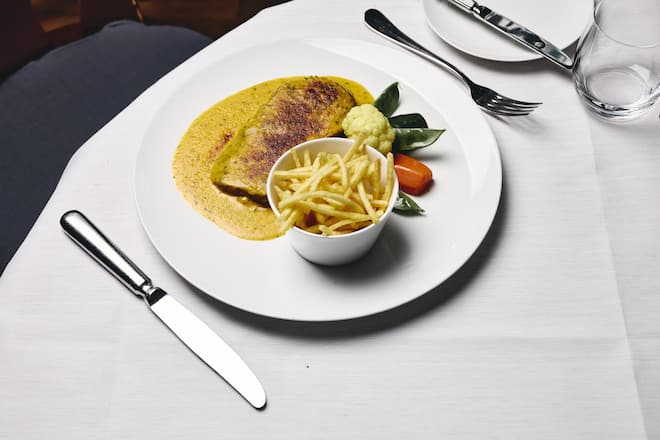 Ein «Reussbad»-Klassiker: Entrecôte Café de Paris mit Pommes Allumettes. Bleibt auf der Karte.