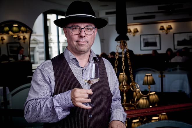 Lausanne, le 25 septembre 2025, Brasserie du Grand Chêne, ou le chef Sommelier Pierre Marie met 30 référence de chasselas en cru au verre , lors de ce lancement un menu dégustation a été proposé par le chef Guillaume Soares, avec une déclinaison dâhuitres et produits de la mer, ainsi quâun vol au vent de ris de veau au ceps, un plateau de fromage et un baba au Rhum pour le dessert , ic José Vouillamoz généticien du vin © sedrik nemeth