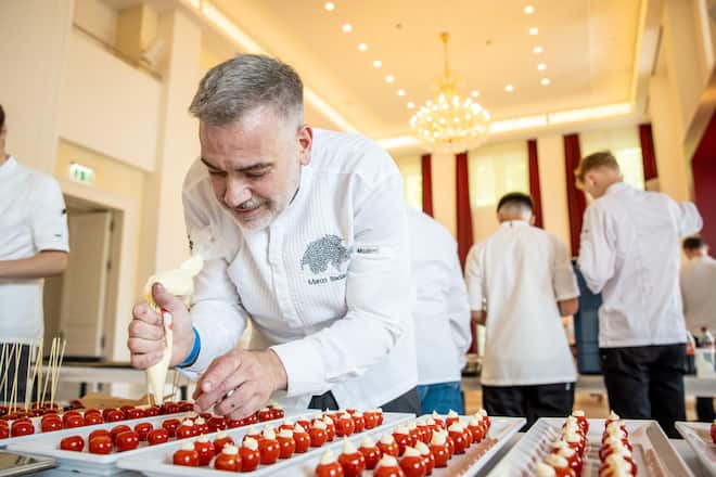 Gericht: Weizentörtchen, Bernsteinmakrelen-Tatar, Rande Burrata Crème, Oona Kaviar, dehydrierte Tomaten, karamellisierte Minze, Pecorino Crème Grandes Tables des Suisse / Amuse Bouches, Marco Badalucci