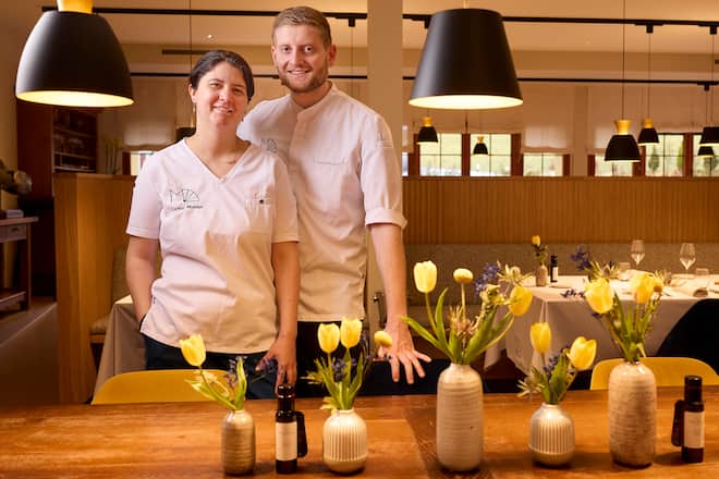 Assens, le 13 février 2026. Le Coup de fourchette : Claryce Monnier et Alexandre Lacoste, les patrons du restaurant du Moulin d'Assens. Photo Yvain Genevay / Tamedia