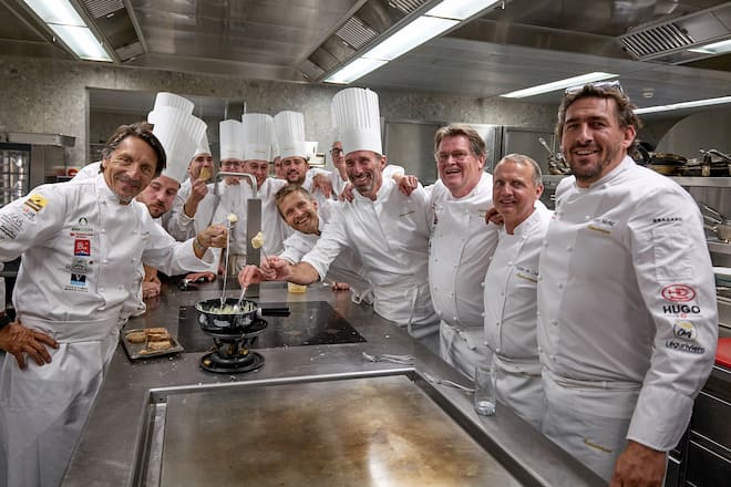 Grimentz, le 11 octobre 2026, Epicurialpes 2026 soirée des chefs au Weisshorn Victor Morlez, Franck Raynaud et Pierroz Ayer et Didier Decourten , ici Pierroz Ayer nous fait sa traditionnelle fondue après le plat de chasse © sedrik nemeth