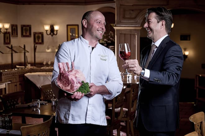 Küchenchef René Kockelkoren und General Manager Rafael Biner im Mont Cervin.