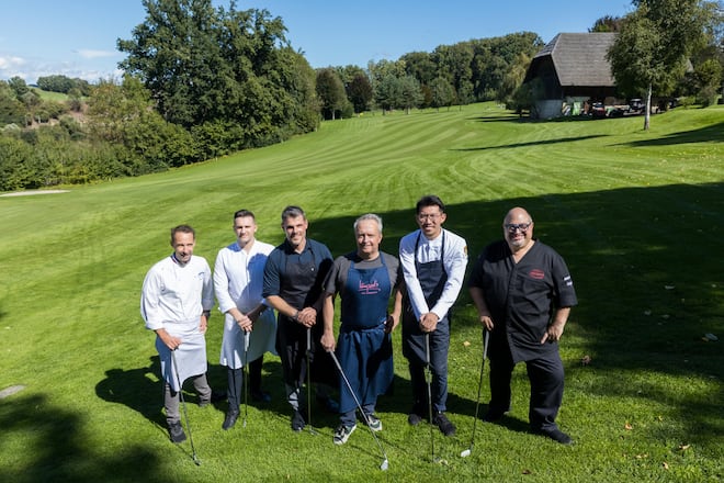ASGI-Veranstaltung «Les Chefs» im Golfclub Blumisberg. Sechs Chefs (mit Lieblingswinzer) kochen für 112 Golfer. V.L.N.R.: FABIEN FOARE, ROMAIN DERCILE, MATHIEU BRUNO, RETO LAMPART, KAIICHI KARIMOTO, ANTONIO COLAIANNI Fotografiert am 14.09.2025