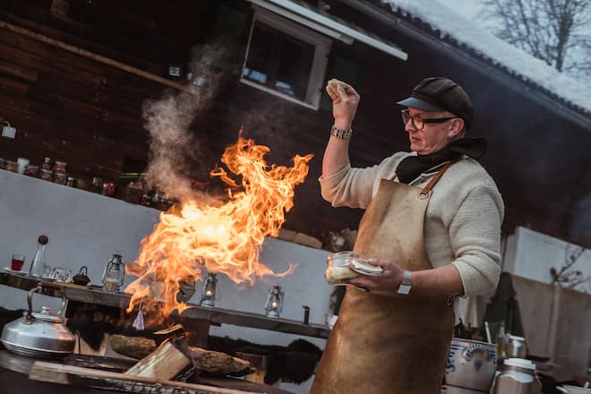 Der Hexer kocht wieder auf dem Feuerring, eine Grillschale aus Metall. Im Innern lodert das Feuer, auf dem Ring bereitet er seine Speisen zu, mit allem, was die Natur hergibt. - Stefan Wiesner(Chefkoch, Naturkoch), Rössli Escholzmatt - Freitag, 8.2.2019 - Copyright Olivia Pulver