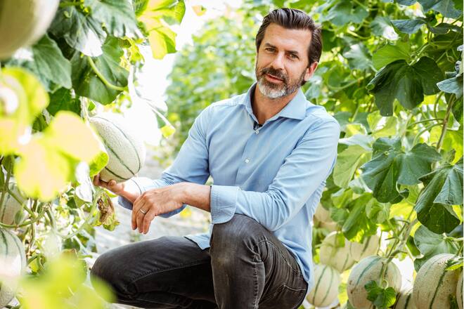 Sarina Arnold (Schweizer Model) kocht mit Chefkoch Andreas Caminada einen Gemüse-Salat für den GaultMillau Channel. Zuerst holen sie frisches Bio-Gmüse vom Bauer Foffa. - Casa Caminada, Schloss, Fürstenau - Mittwoch, 14. August 2019 - Copyright Olivia Pulver