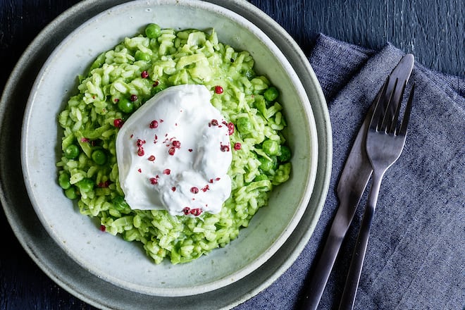 Ein cremiges Risotto mit frischen Kräutern, kühlem Burrata-Herz und dem Kick von rosa Pfeffer