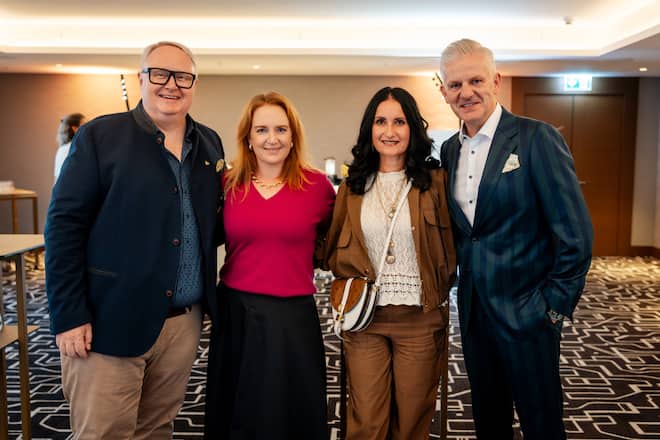 Gastgeber auf dem Bürgenstock: CEO Chris Franzen mit seiner Frau Rachel und seinen Gästen Rainer & Chantal Salzgeber.HRLE X TASTE OF ZERMATT, Rachel und Chris Franzen, Chanatl und Rainer Maria Salzgeber (poto by Remy Steiner for Gault Millau)