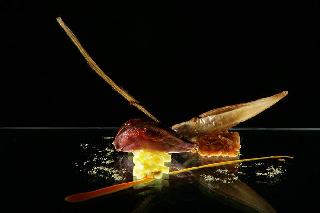 Pigeon laqué à la réglisse et lentilles corail