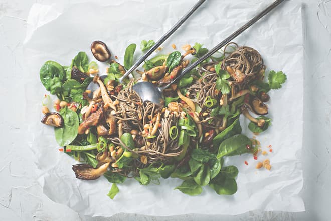 s.76i77_sobanudeln_mit_miso-dressing_knaller-salate