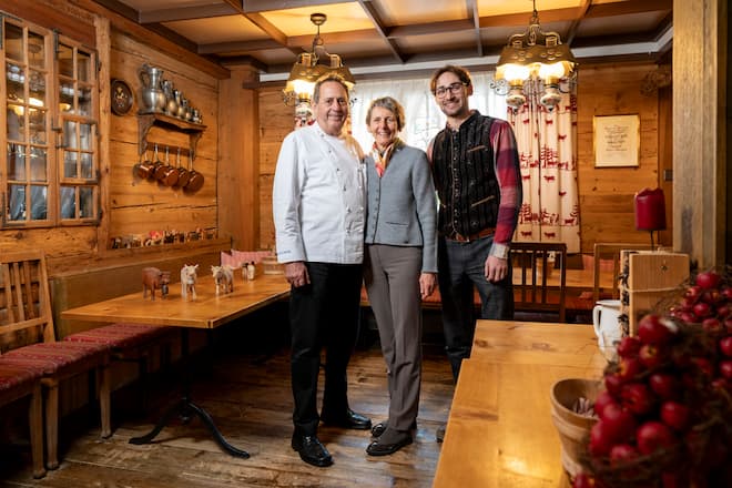 Richard Stoeckli (l) Ehefrau Yvonne und Sohn Timothy, Restaurant Alpenblick, Wilderswil, AOC/IGP