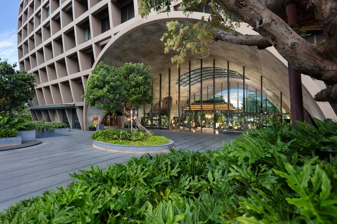 Haupteingang vom Sindhorn Kempinski Hotel Bangkok 2022